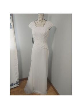 Women's Bonny modest Ivory Wedding Dress US 6 with Floral detail Ruffled Train